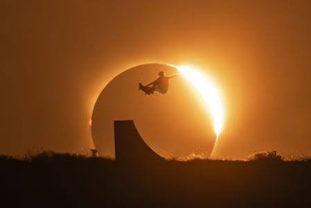 Skatista Olímpico faz manobra durante eclipse solar