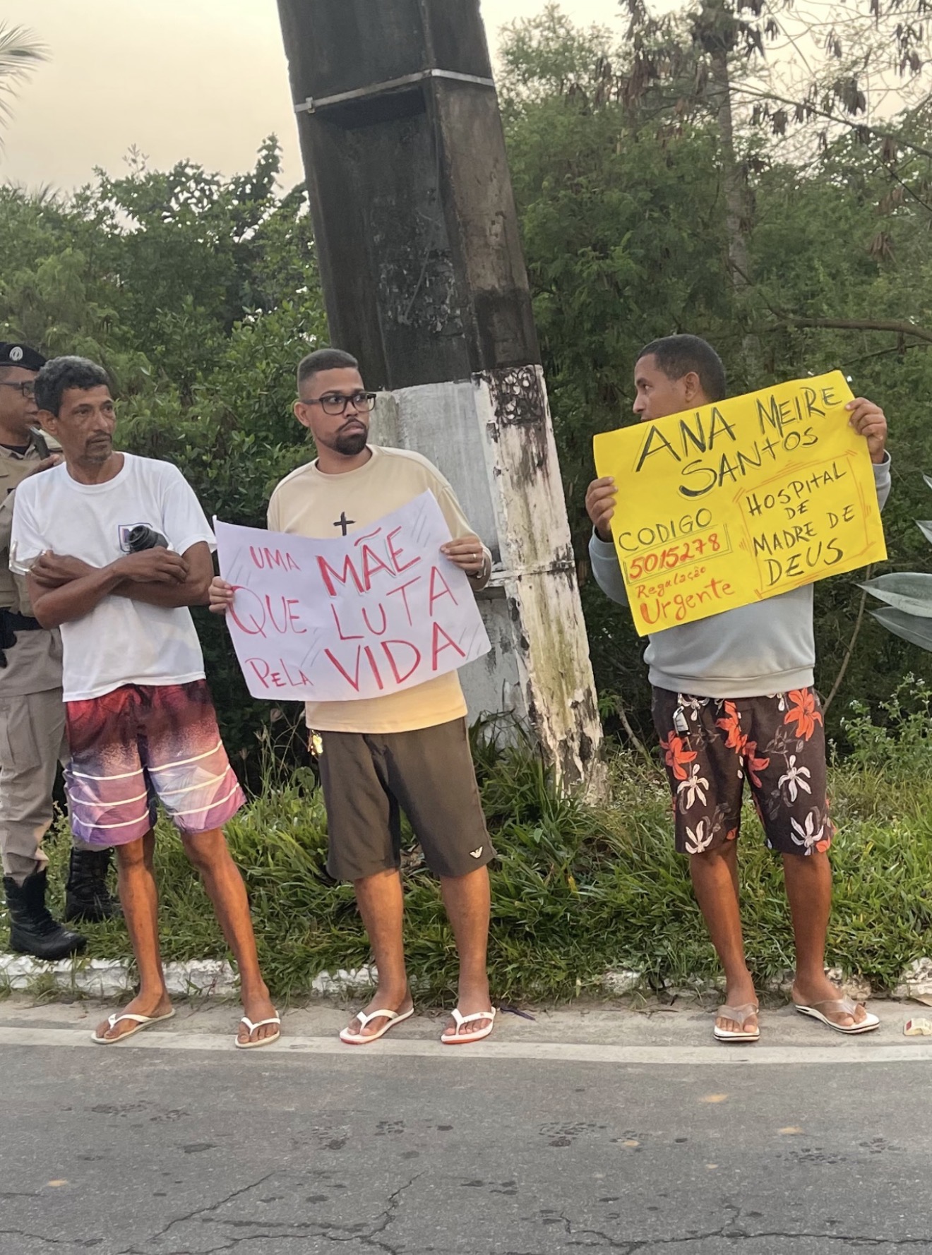 Manifestação é realizada na entrada de Madre de Deus por demora na regulação de pacientes
