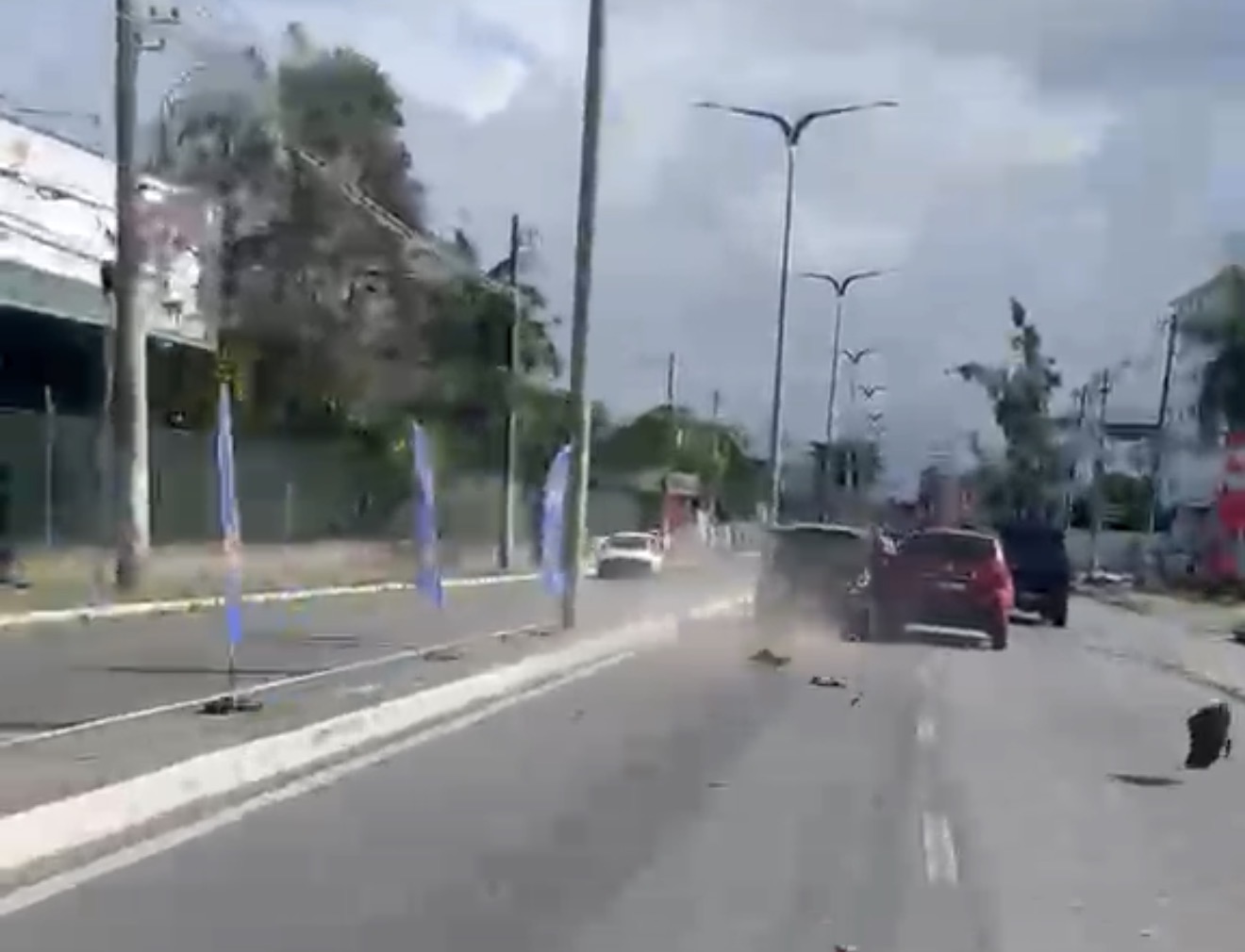 Carro desgovernado causa destruição na Estrada do Coco, em Lauro de Freitas